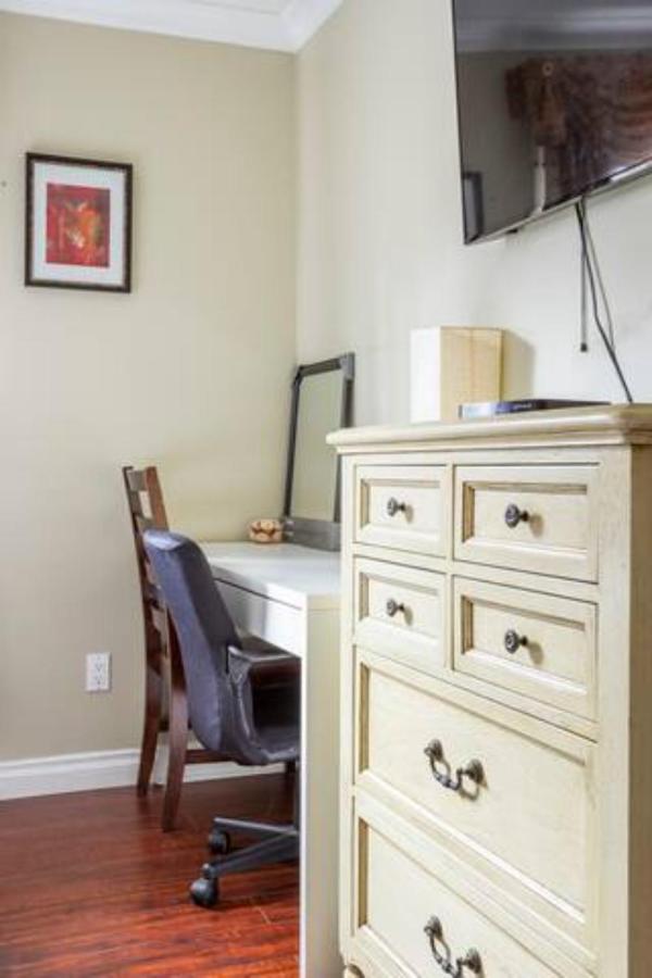 Jane'S Private Rooms With Shared Washroom Surrey Exterior foto